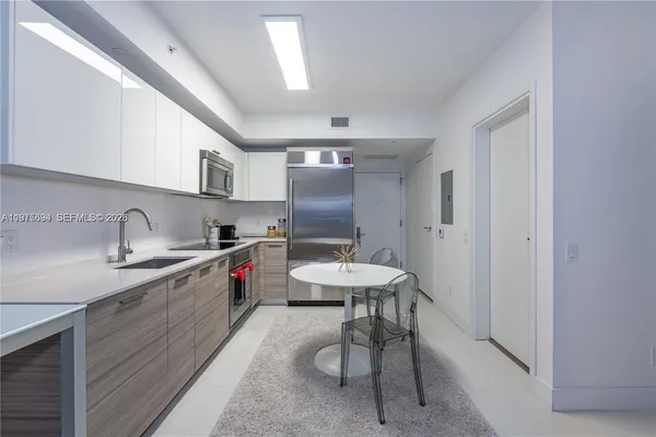 $3,000 | 1300 Brickell Bay Drive, Unit 600, Miami, FL 33131