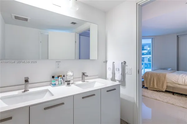 $3,000 | 1300 Brickell Bay Drive, Unit 600, Miami, FL 33131