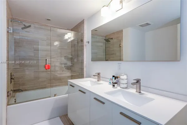 $3,000 | 1300 Brickell Bay Drive, Unit 600, Miami, FL 33131