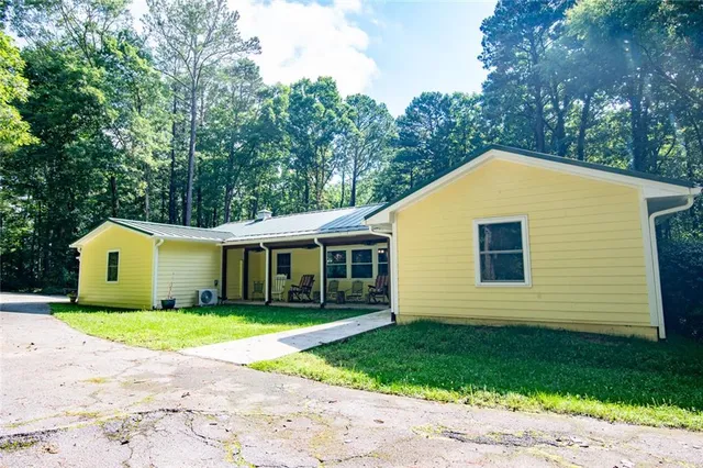 a view of a house with backyard
