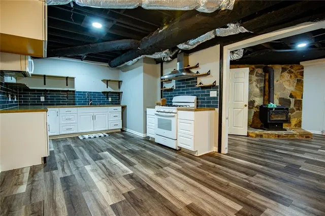 a view of a backyard with sitting area