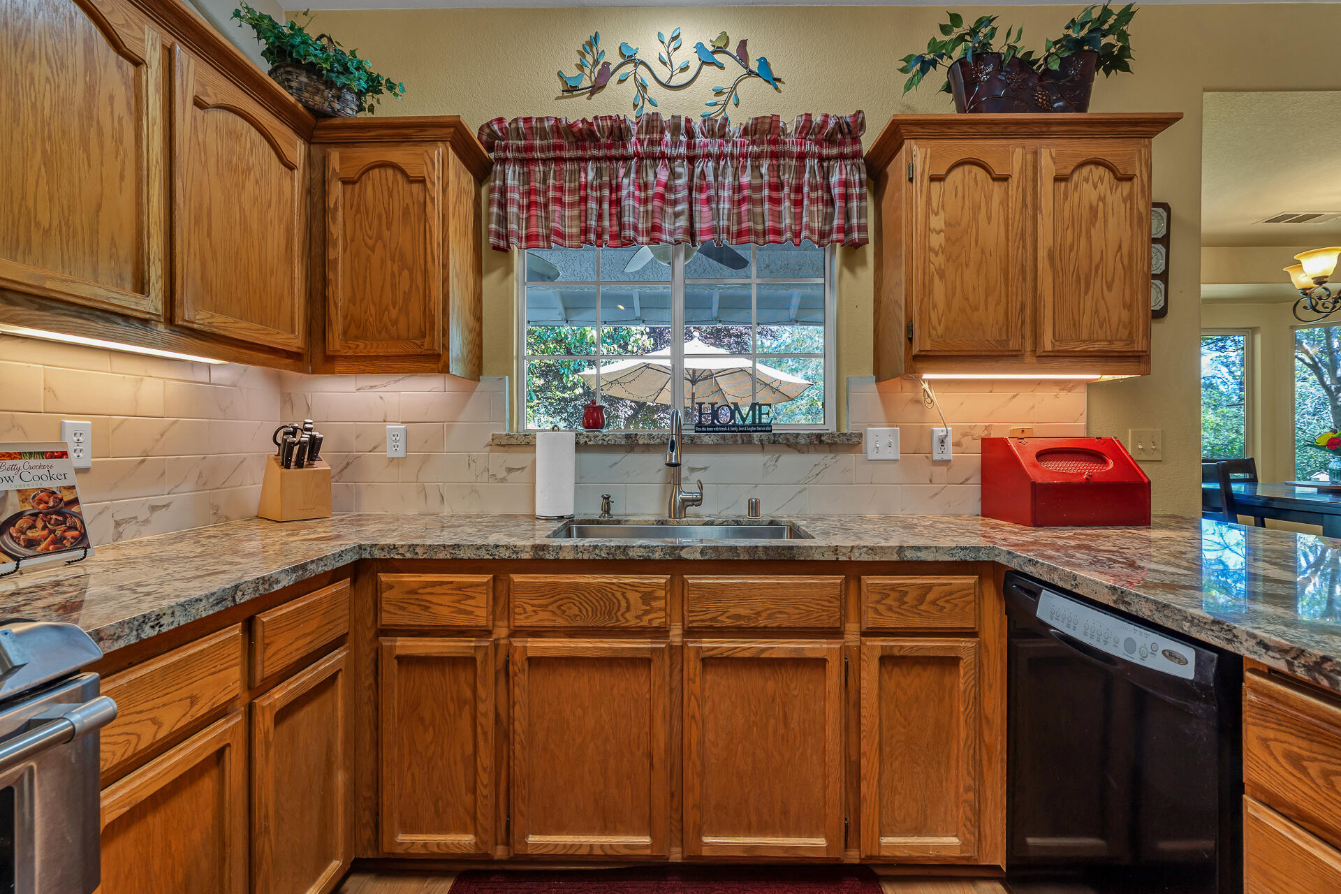 2252 Wicklow Street Redding, CA 96001 - Photo 11 of 37 Kitchen