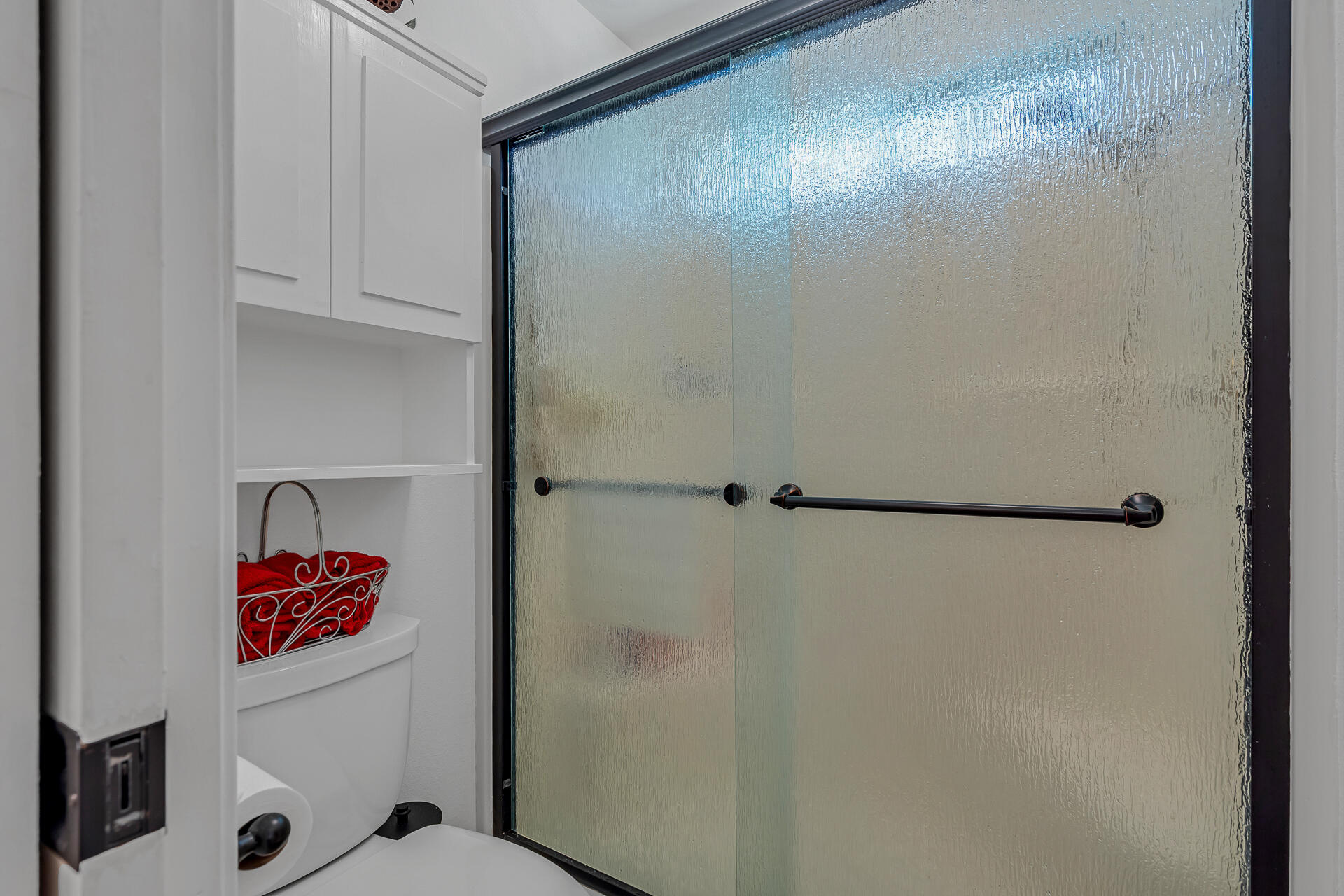 2252 Wicklow Street Redding, CA 96001 - Photo 20 of 37 Primary Stall Shower