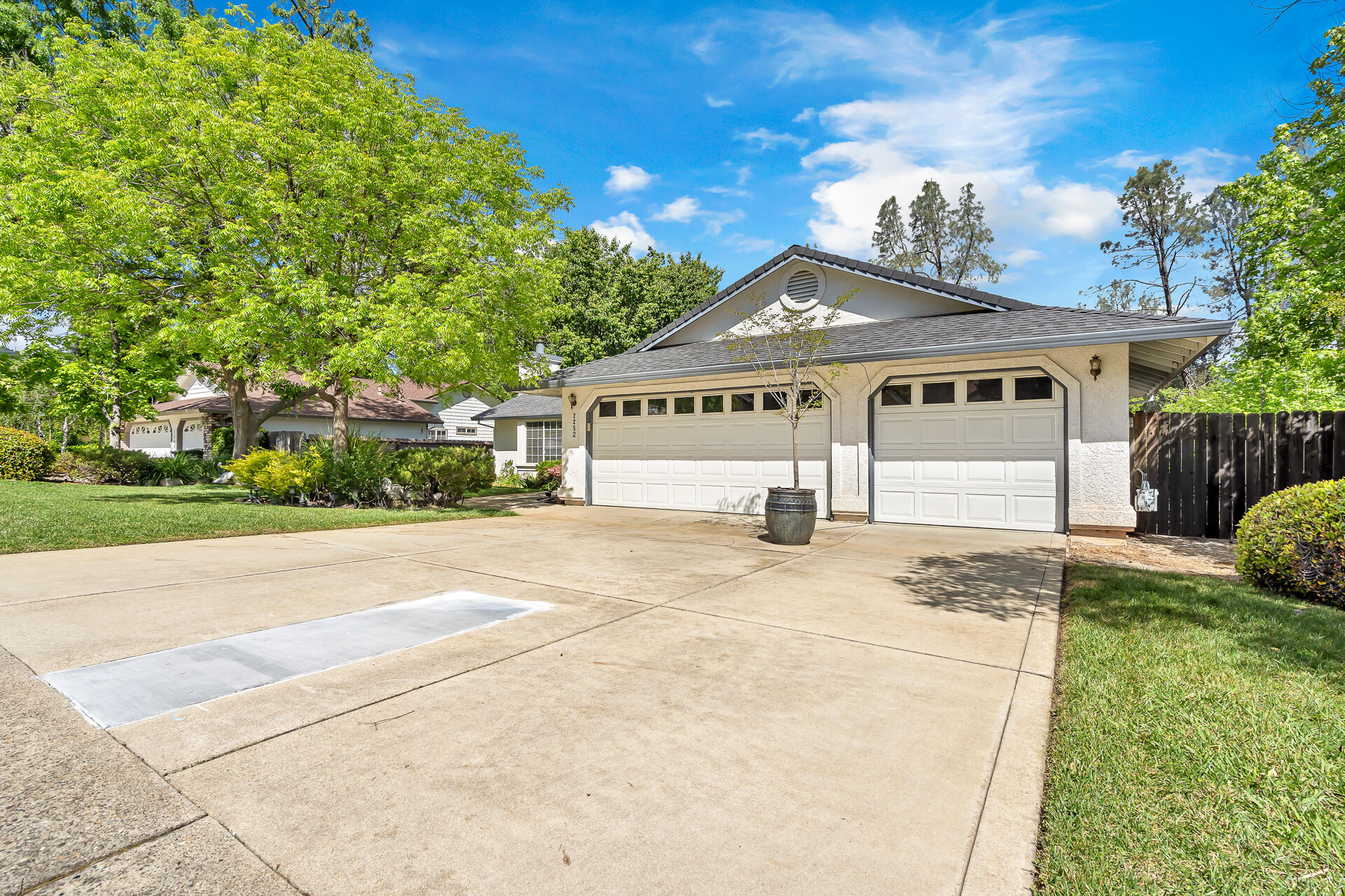 2252 Wicklow Street Redding, CA 96001 - Photo 2 of 37 Spacious 3 Car Garage