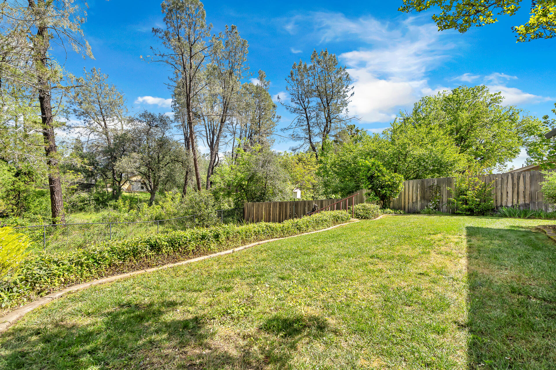 2252 Wicklow Street Redding, CA 96001 - Photo 26 of 37 Large Lawn Area
