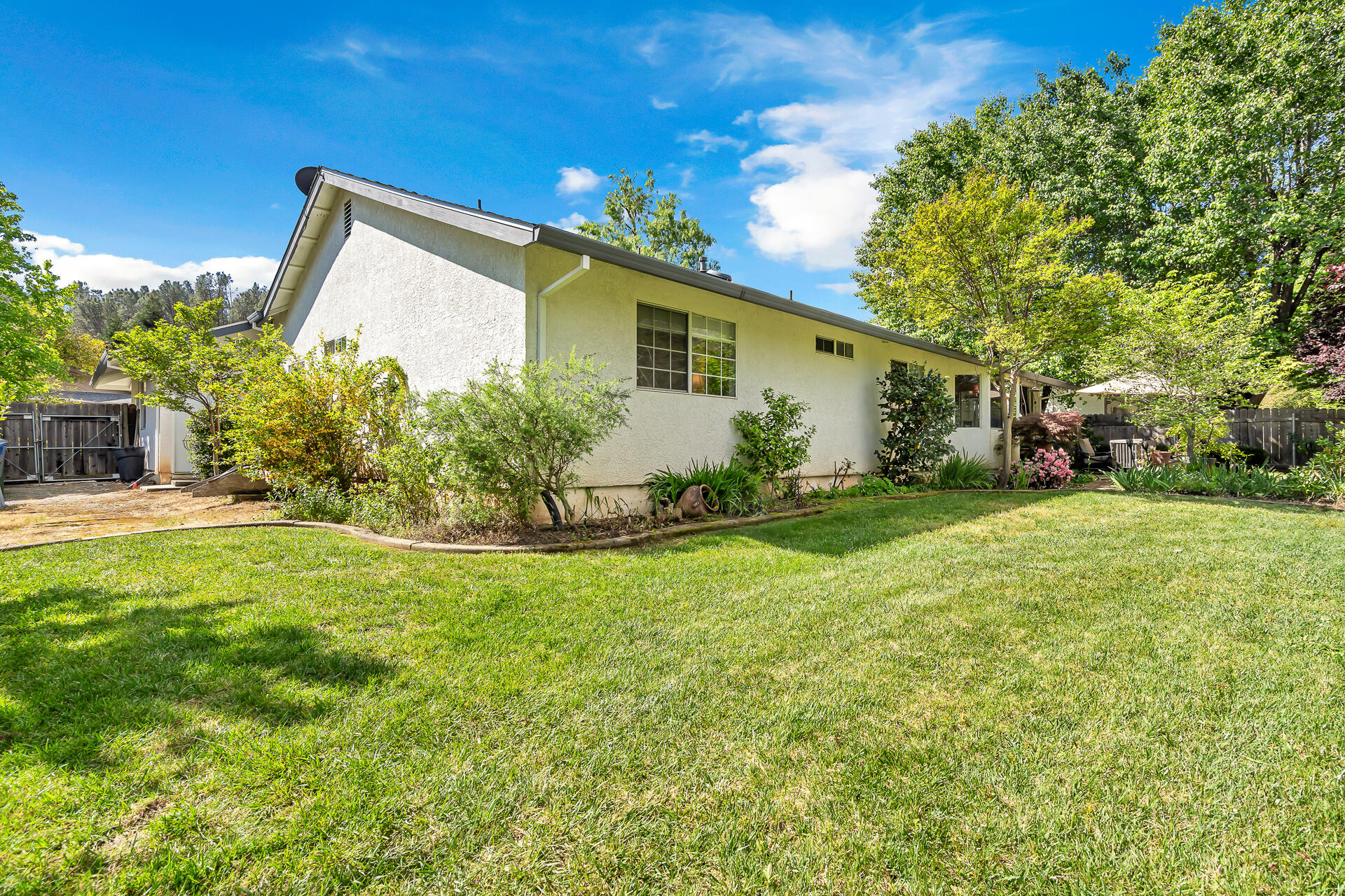 2252 Wicklow Street Redding, CA 96001 - Photo 28 of 37 Back/Side Yard
