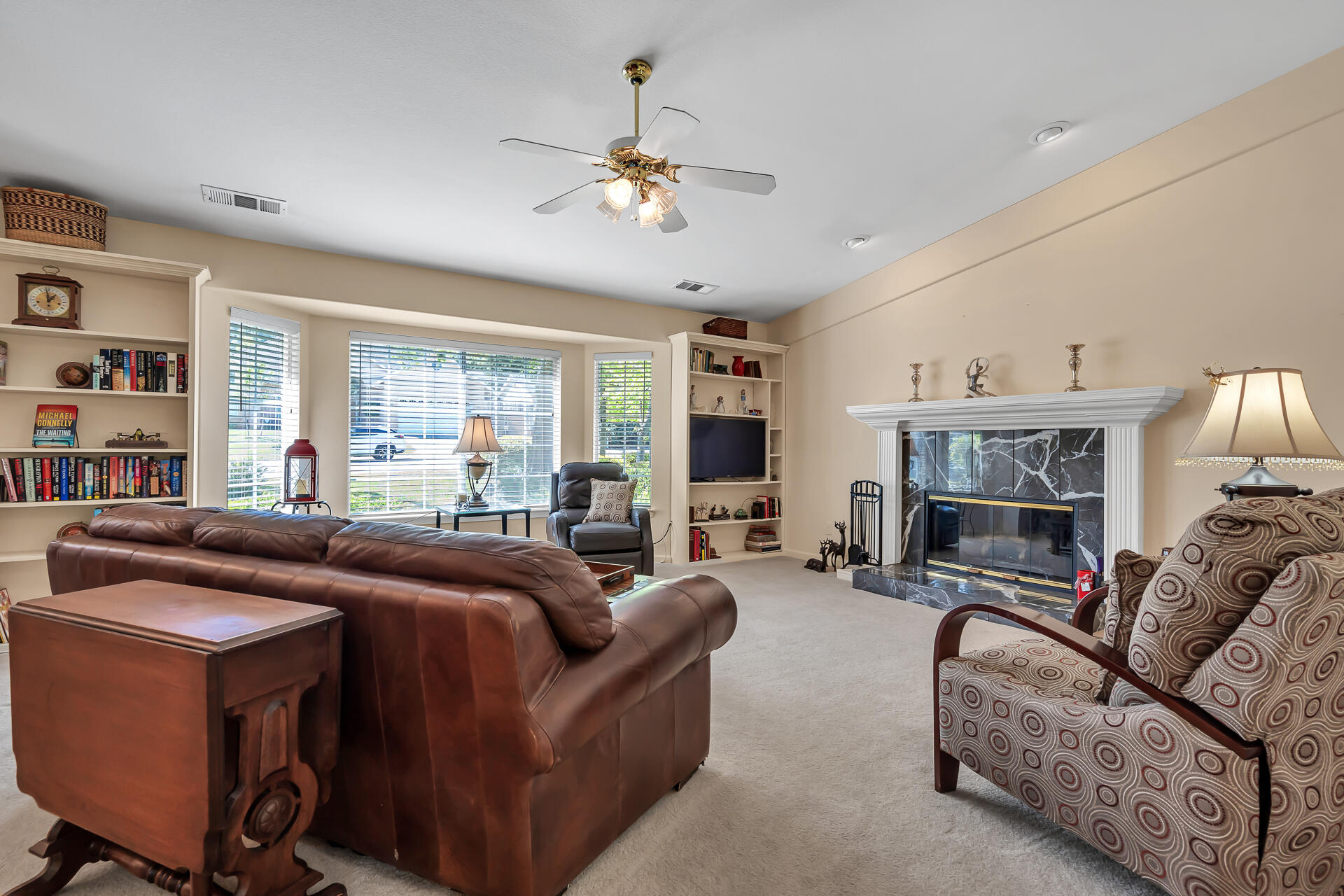 2252 Wicklow Street Redding, CA 96001 - Photo 4 of 37 Living Room