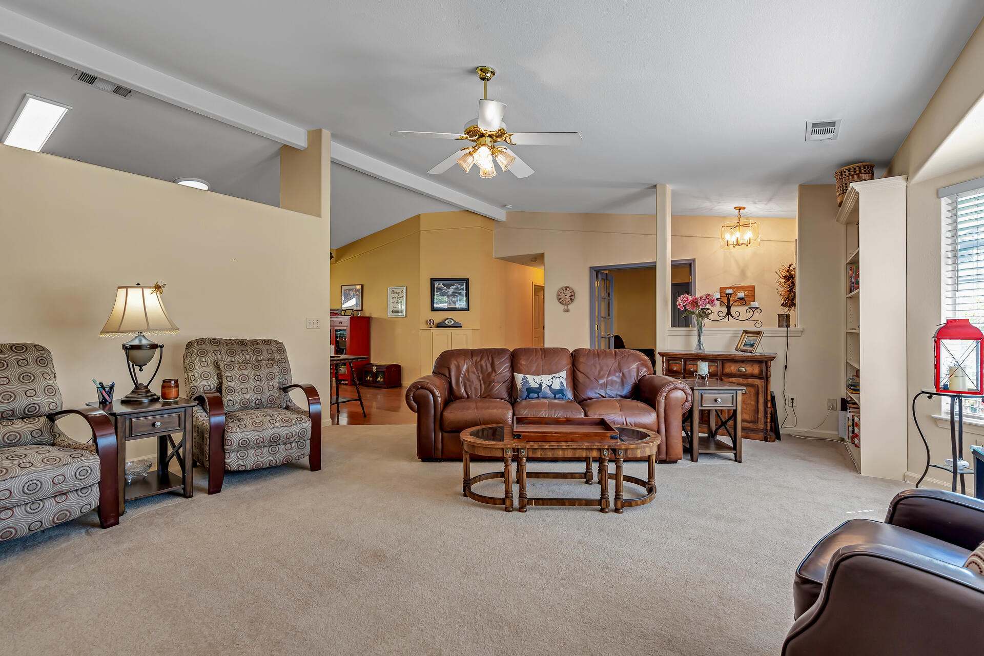 2252 Wicklow Street Redding, CA 96001 - Photo 5 of 37 Living Room