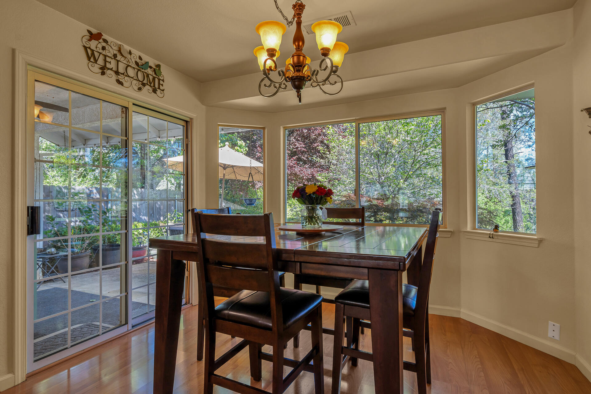 2252 Wicklow Street Redding, CA 96001 - Photo 7 of 37 Dining Area