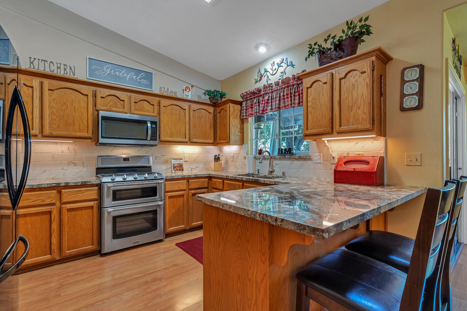 2252 Wicklow Street Redding, CA 96001 - Photo 8 of 37 Breakfast Bar