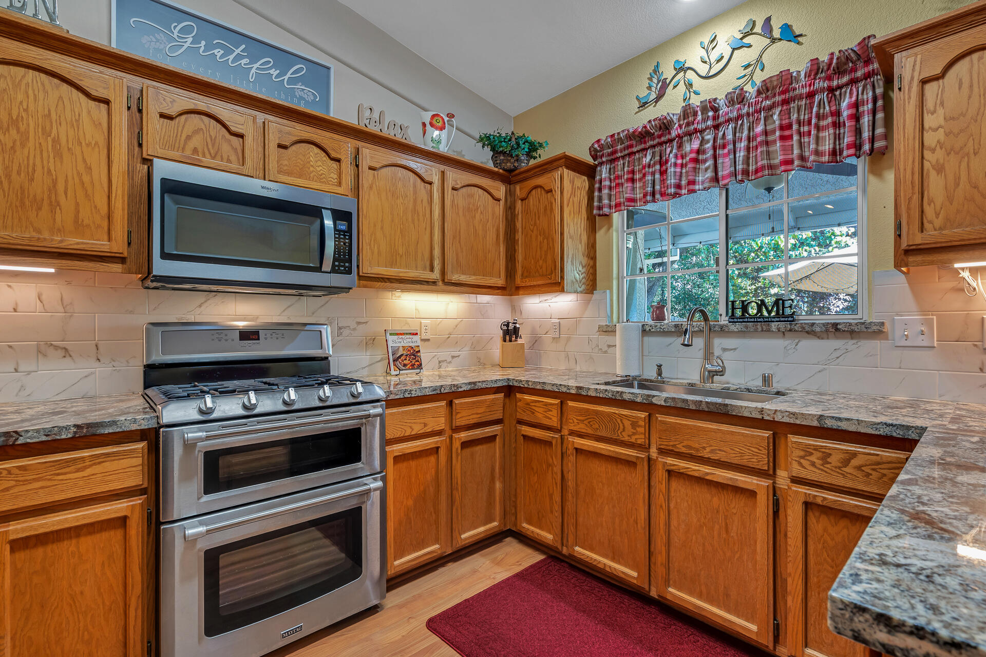 2252 Wicklow Street Redding, CA 96001 - Photo 9 of 37 Kitchen