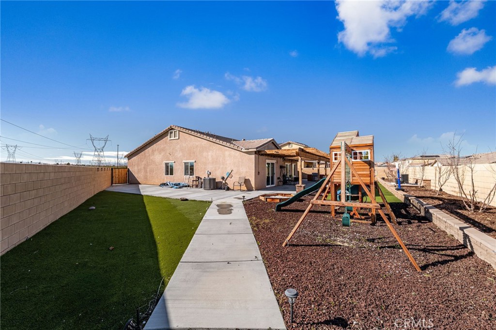 13374 Luna Road Victorville, CA 92392 - Photo 17 of 33