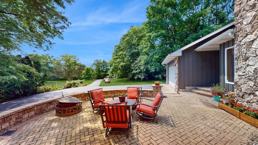 43375 Hunt Club Road Zion, IL 60099 - Photo 23 of 56 a outdoor space with furniture