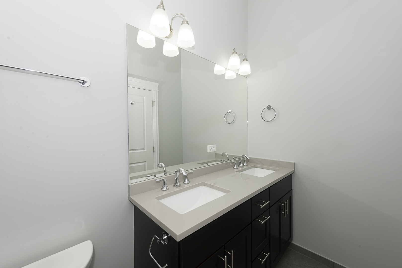 520 North Western Avenue, Unit 4B Chicago, IL 60612 - Photo 21 of 35 a bathroom with a sink vanity and a mirror