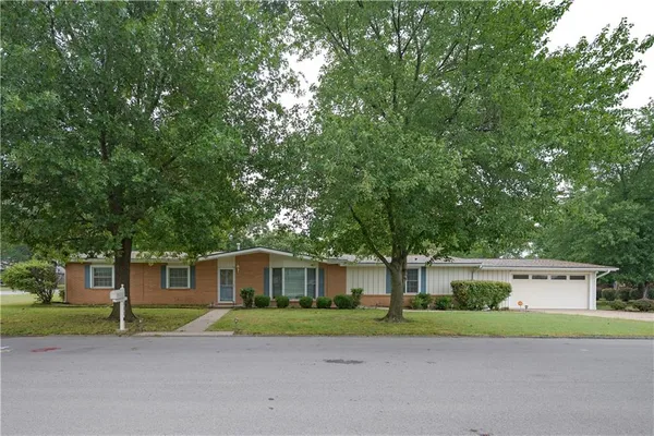 111 North Edgewood Drive, Coffeyville, KS 67337