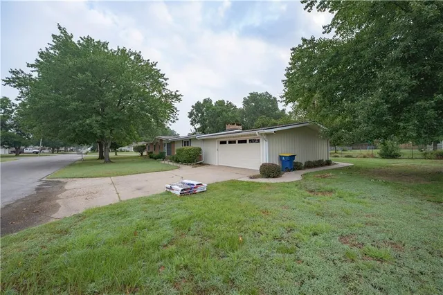 $180,000 | 111 North Edgewood Drive, Coffeyville, KS 67337