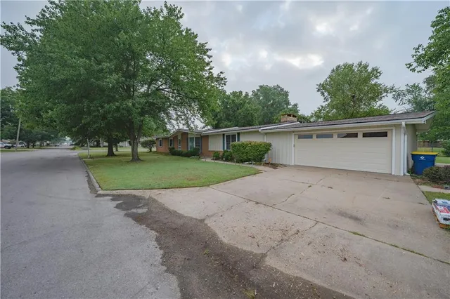 $180,000 | 111 North Edgewood Drive, Coffeyville, KS 67337