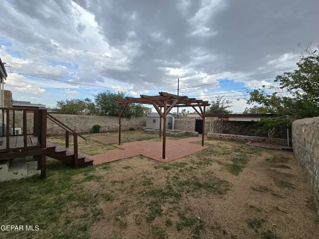 a view of a backyard