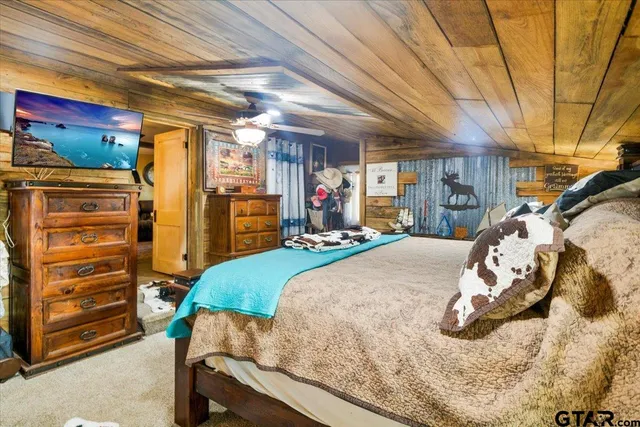 a bed room with a bed