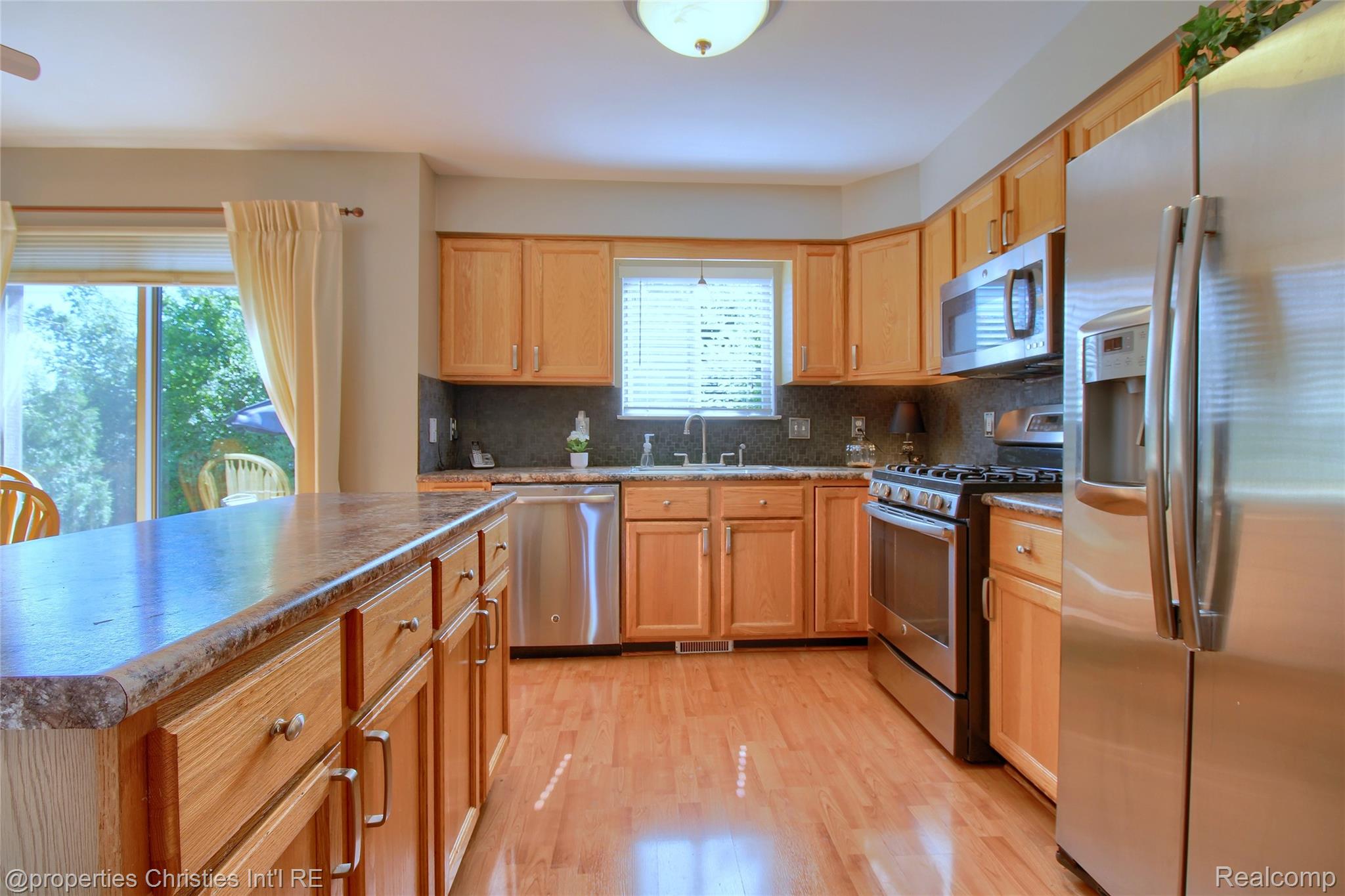 3339 Riverside Drive Canton, MI 48188 - Photo 12 of 34 Oak Cabinets