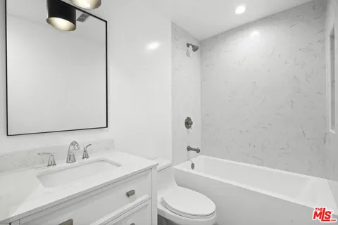 $899,000 | 23901 Civic Center Way, Unit 126, Malibu, CA 90265