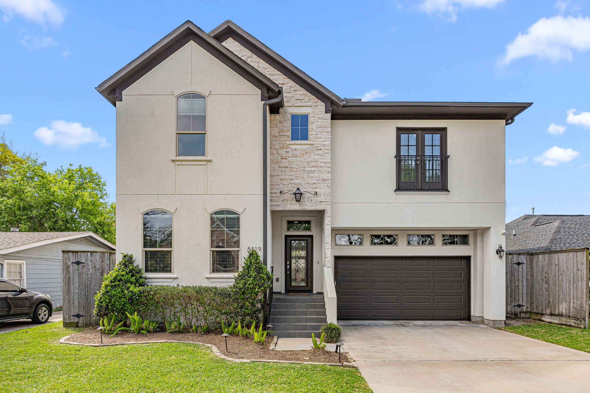 5119 Locust Street Bellaire, TX 77401 - Photo 3 of 47
