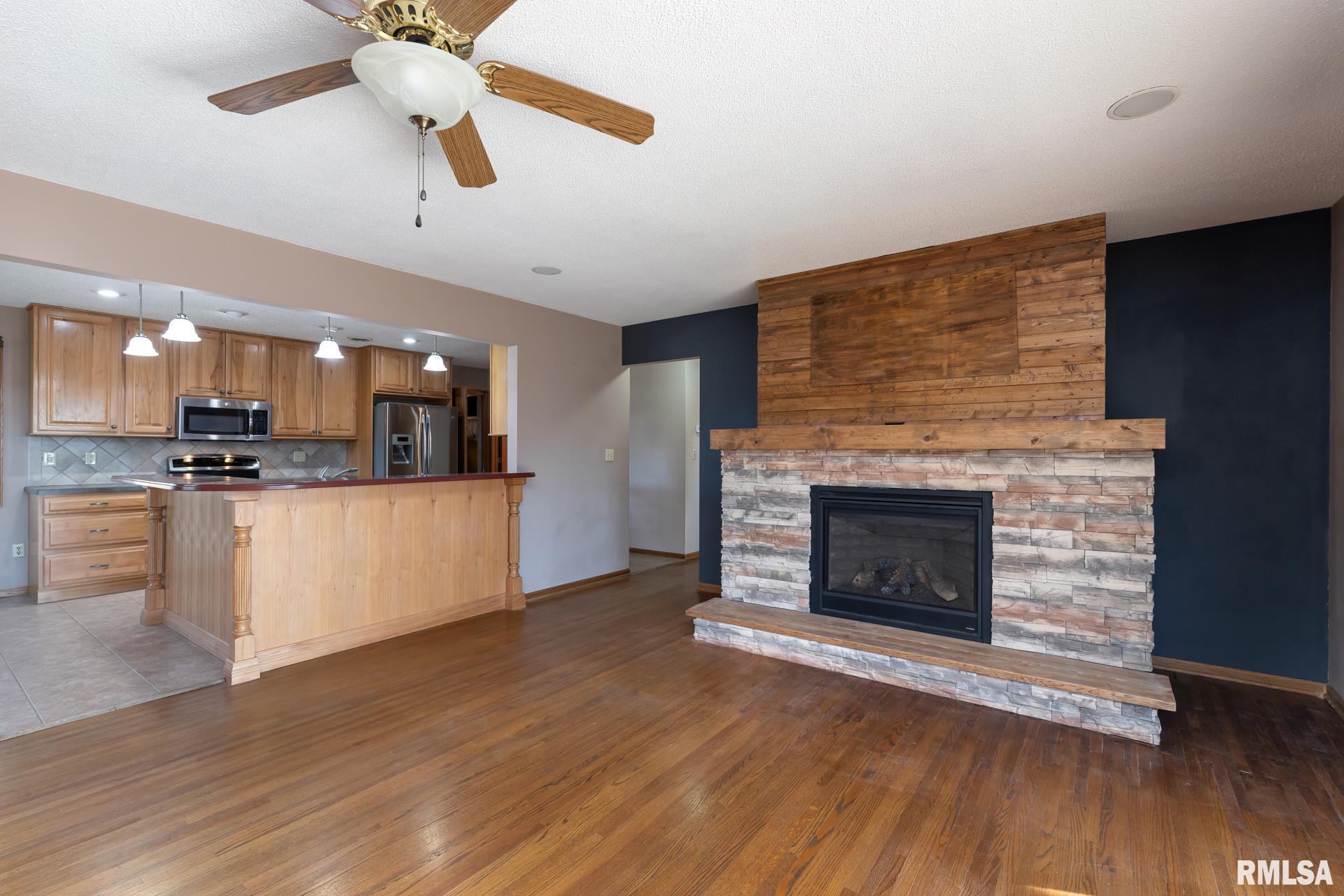 18328 North Spencer Road Pleasant Valley, IA 52767 - Photo 7 of 32 Gallery Image 7
