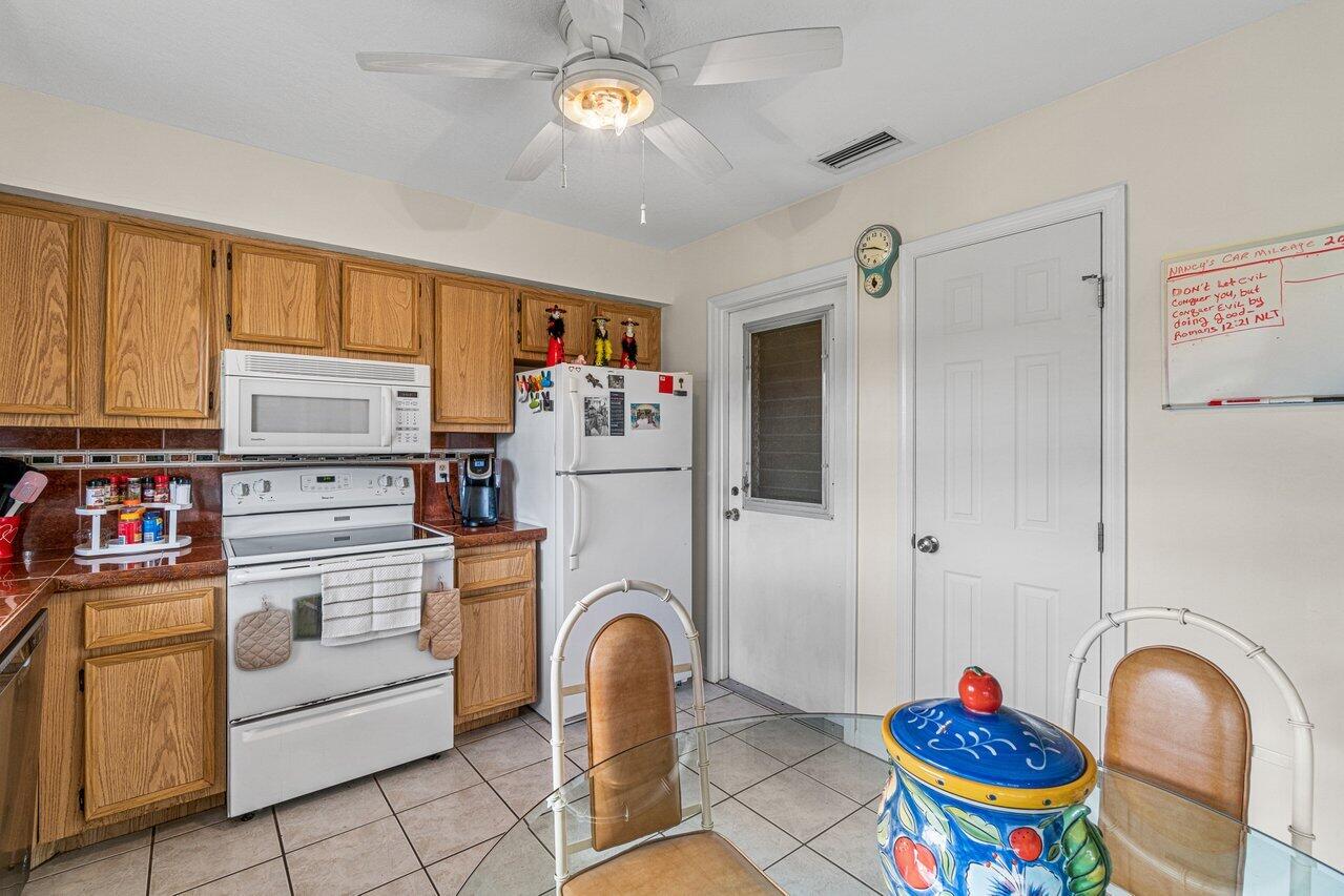 4685 Laurel Tree Road, Unit A Boynton Beach, FL 33436 - Photo 11 of 27 010-4685LaurelTreeRoad-BoyntonBeach-FL-3