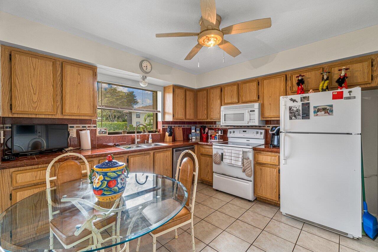 4685 Laurel Tree Road, Unit A Boynton Beach, FL 33436 - Photo 9 of 27 008-4685LaurelTreeRoad-BoyntonBeach-FL-3