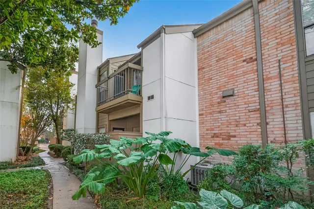 a view of a back yard of the house