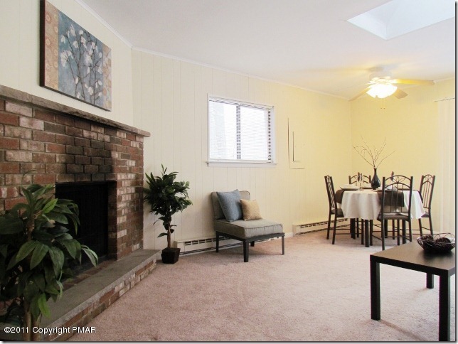 386 Deerfield Road Tobyhanna, PA 18466 - Photo 4 of 10 Living Room
