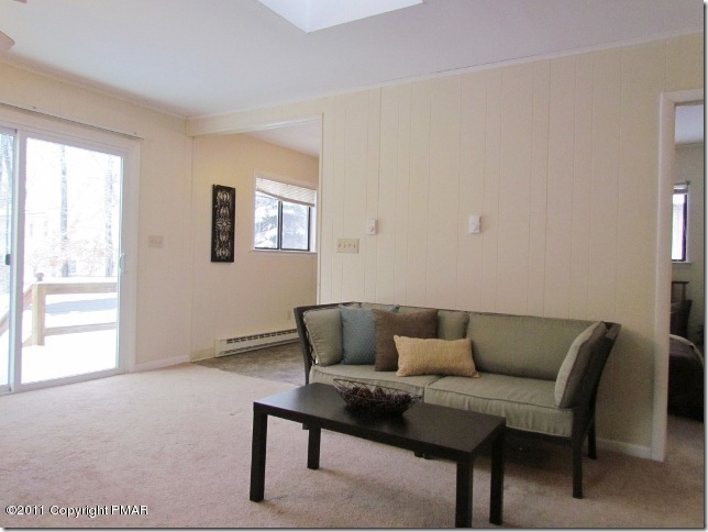 386 Deerfield Road Tobyhanna, PA 18466 - Photo 5 of 10 Living Room view