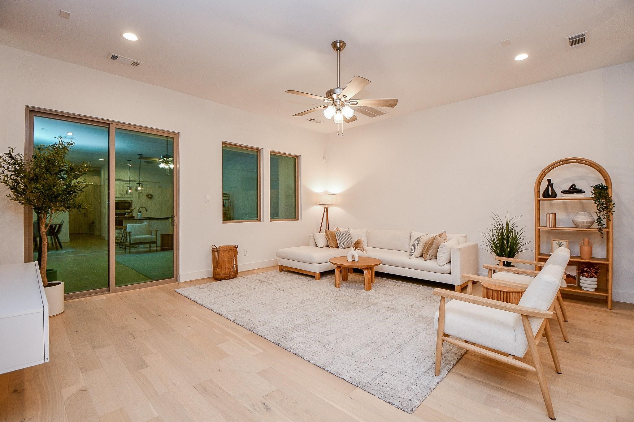 4403 Greeley Street Houston, TX 77006 - Photo 12 of 28 a living room with furniture