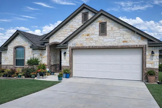 a front view of house with garage and yard
