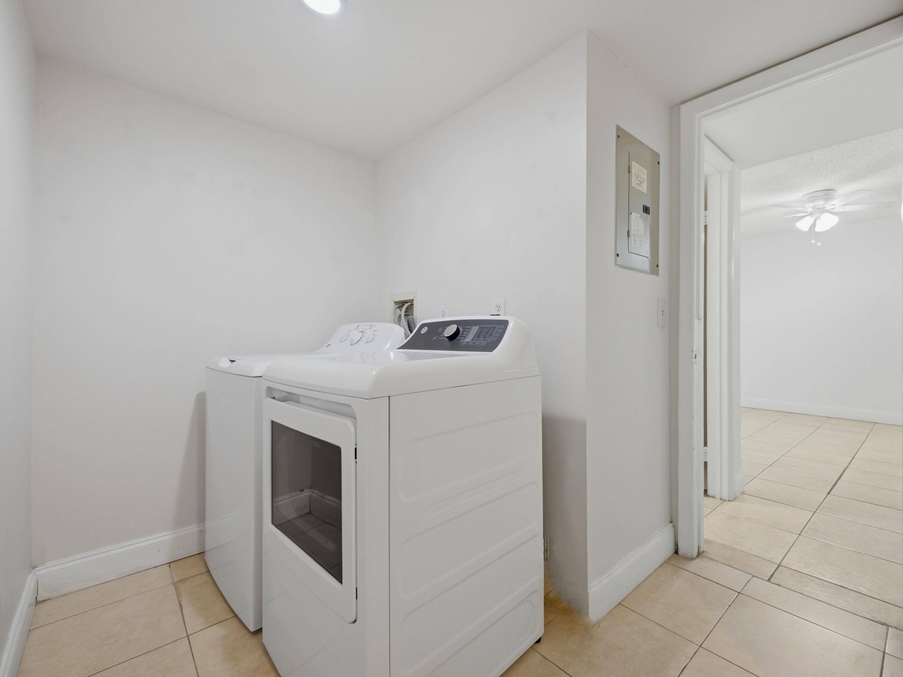 105 Woodland Road Palm Springs, FL 33461 - Photo 26 of 44 Laundry