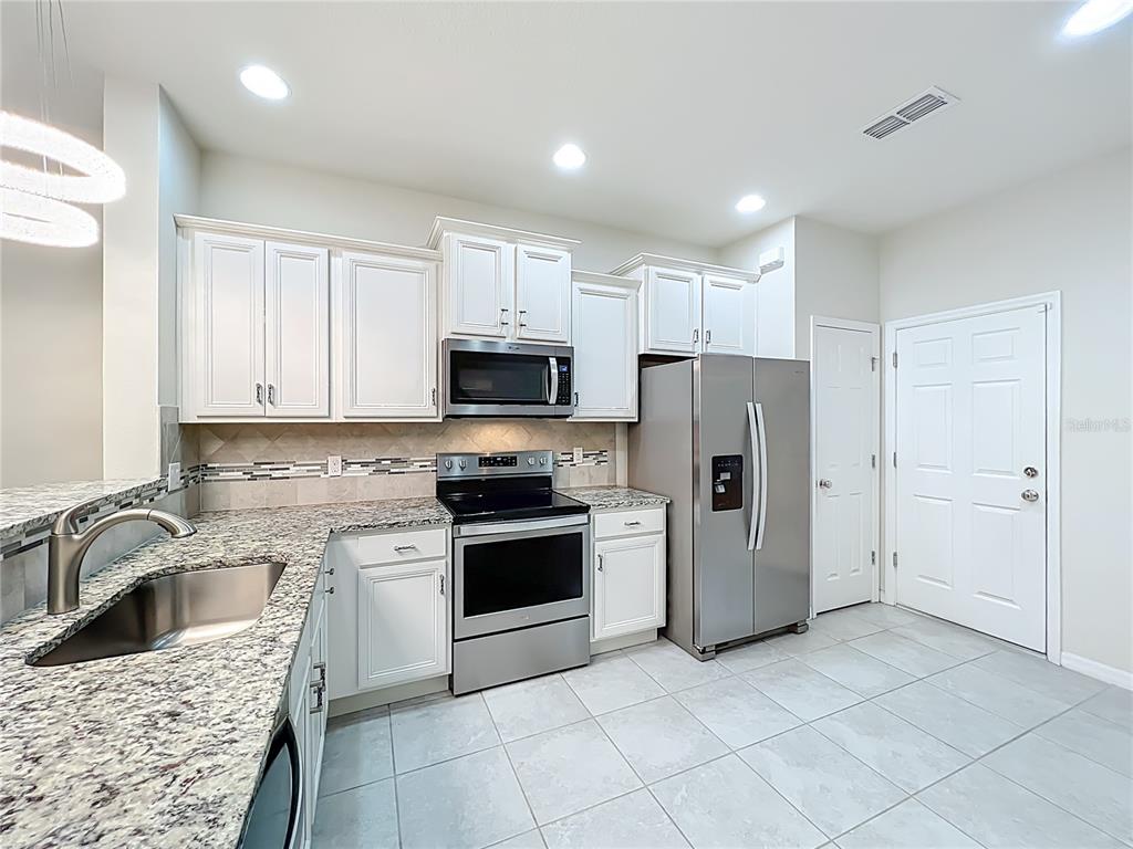 3051 Alessa Loop Apopka, FL 32703 - Photo 11 of 63