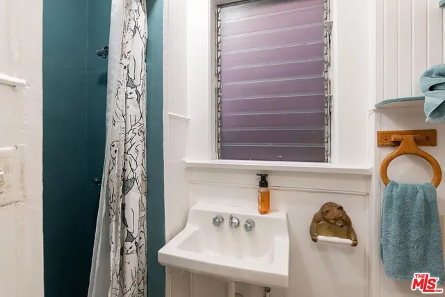 $2,835,000 | 160 Wadsworth Avenue, Santa Monica, CA 90405