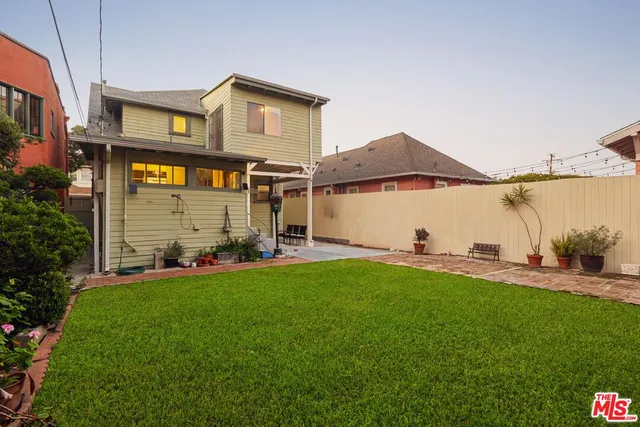 $2,835,000 | 160 Wadsworth Avenue, Santa Monica, CA 90405