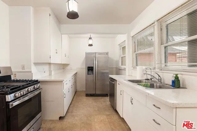 $2,835,000 | 160 Wadsworth Avenue, Santa Monica, CA 90405