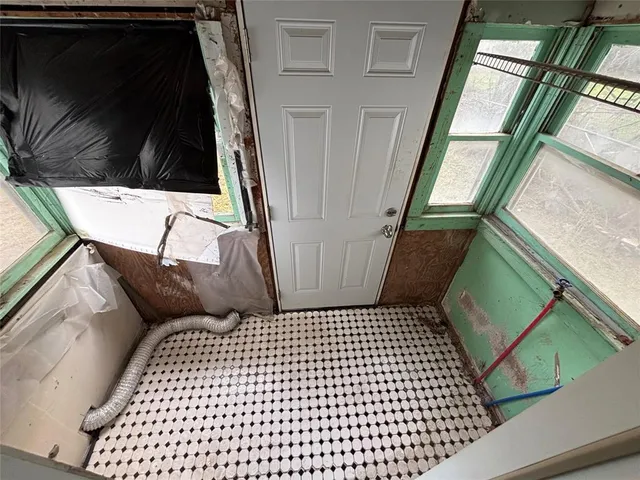 a view of a livingroom with furniture and a ceiling fan