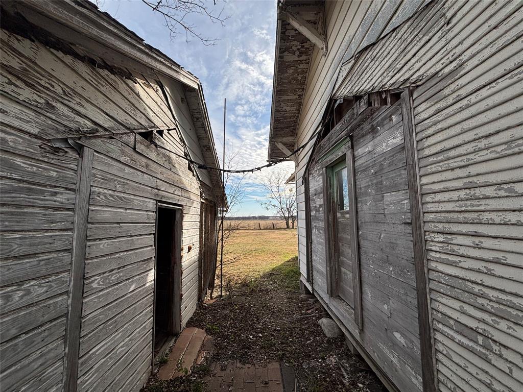 103 West 3rd Street Barry, TX 75102 - Photo 40 of 40 a view of a pathway of a house