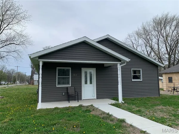 $139,900 | 101 North Railroad Street, Patoka, IL 62875