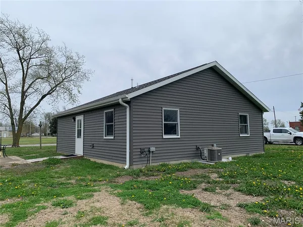 $139,900 | 101 North Railroad Street, Patoka, IL 62875