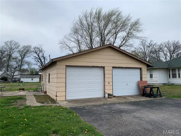 $139,900 | 101 North Railroad Street, Patoka, IL 62875