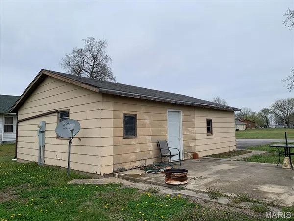 $139,900 | 101 North Railroad Street, Patoka, IL 62875
