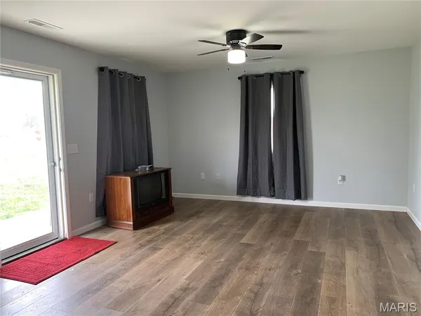 $139,900 | 101 North Railroad Street, Patoka, IL 62875