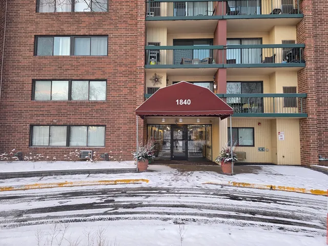 $1,900 | 1840 Huntington Boulevard, Unit 413, Hoffman Estates, IL 60169