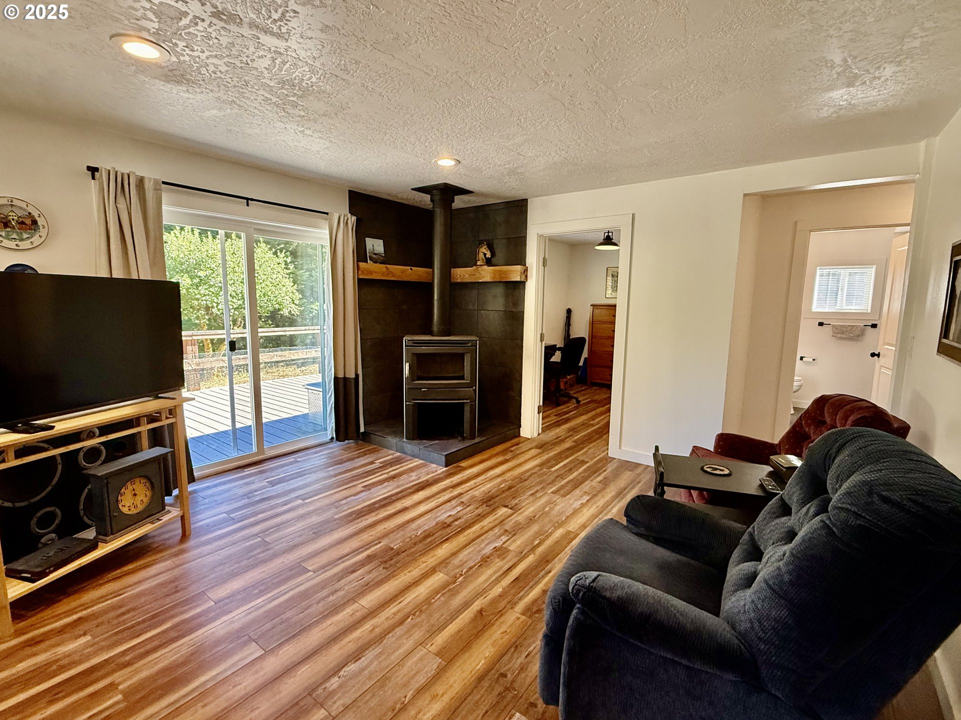 35349 Blitz Lane Blodgett, OR 97326 - Photo 18 of 47 a living room with furniture and a flat screen tv