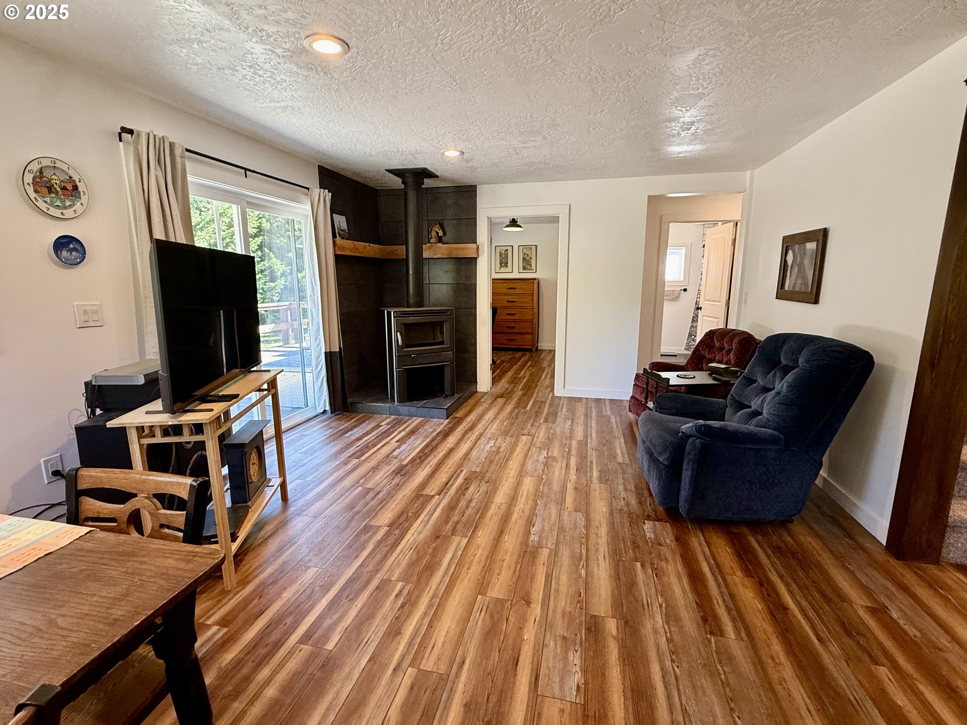 35349 Blitz Lane Blodgett, OR 97326 - Photo 19 of 47 a living room with furniture and a flat screen tv