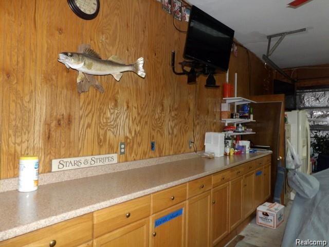 8108 Pardee Road Taylor, MI 48180 - Photo 17 of 58 17. LOTS OF OAK CABS!